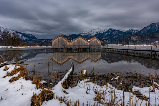 Die Bootsh&auml;user von Schlehdorf am Kochelsee an einem Wolkigen Wintertag