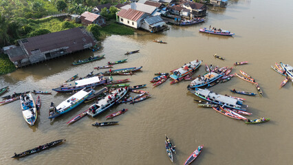 Obraz premium A traditional floating market selling produce, fruit and vegetables on the Martapura River and canals in Banjarmasin, South Kalimantan