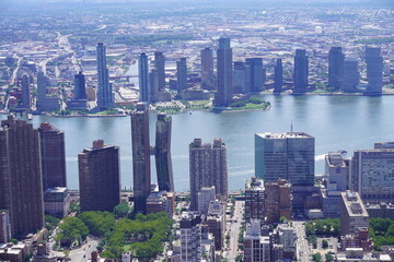Fototapeta premium Manhattan skyline and East River viewed from above in New York City