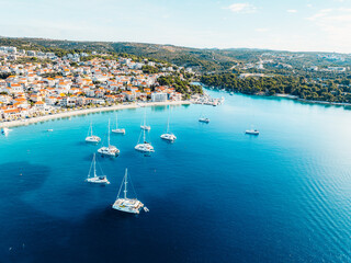 Obraz premium Aerial view of the historic town of Primosten on a peninsula, surrounded by crystal clear turquoise Adriatic sea, Dalmatia, Croatia.