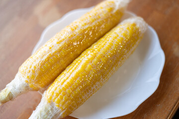 トウモロコシを電子レンジで調理する	