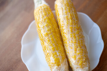 トウモロコシを電子レンジで調理する	