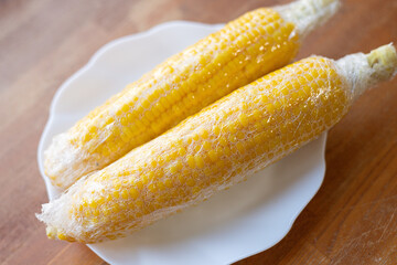 トウモロコシを電子レンジで調理する	