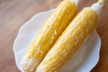 トウモロコシを電子レンジで調理する	