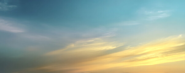 Fototapeta premium Vibrant Sky Gradient at Dusk with Wispy Clouds – Serene and Colorful Nature Background