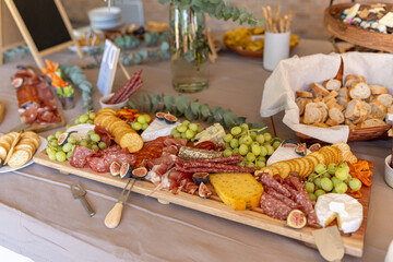Obraz premium Harvest table of food for grazing on during a party