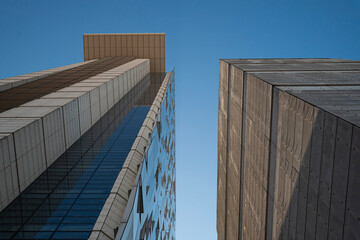 Nowoczesne wieżowce biurowe – architektura biznesowa w perspektywie z dołu © siwyk