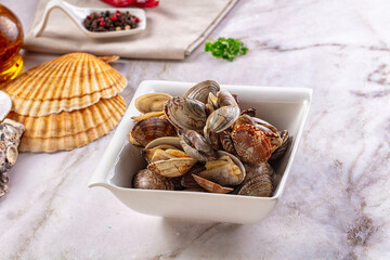 Steamed vongole clams with spices © Andrei Starostin