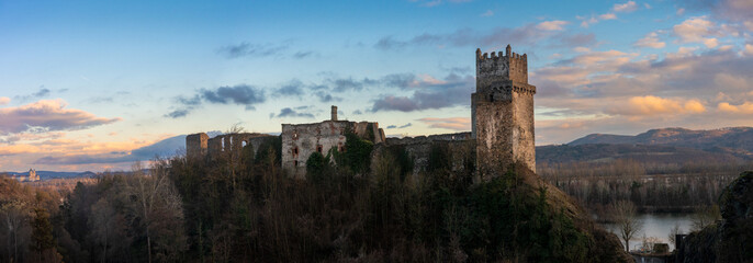 Ruinenpanorama Weitenegg im Abendlicht des Vorfr&uuml;hlings