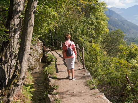 wandern entlang eines  s&uuml;dtiroler Waalweges