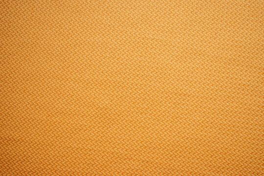 Primer plano de textura de tela de camisa en color mostaza con patr&oacute;n de espiga.