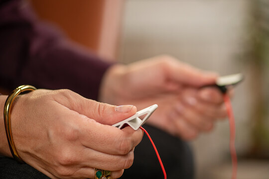 Tactile EMDR stimulation delivered through a pulsator to guide bilateral processing and emotional regulation. Highlights precise rhythm and clinical application.