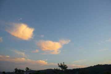 Obraz premium cloud and vanilla sky background with dark mountain silhouette