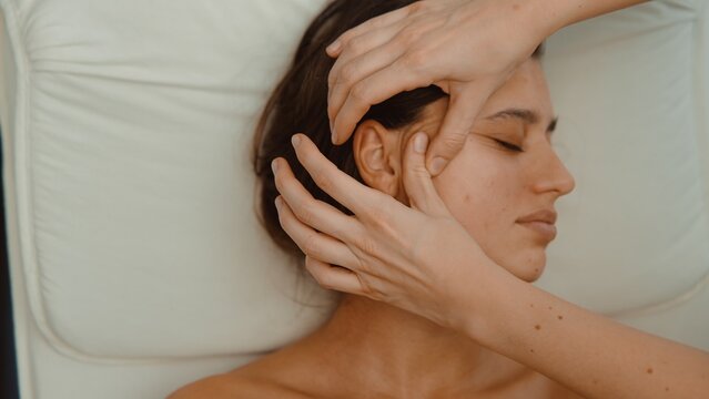 Pressing specific facial points to enhance relaxation and blood flow