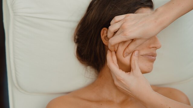 Lymphatic drainage and contouring through facial pressing method