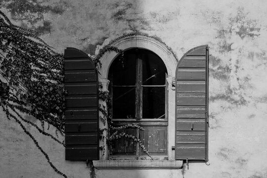 Borghi d'Italia in bianco e nero. Lo storico borgo di Cison di Valmarino con il castello di Castel Brando regione del Valdobbidene in provincia di Treviso. Veneto, Italia