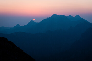 Obraz premium Violet sunrise in the mountains of High Tatras, Slovakia