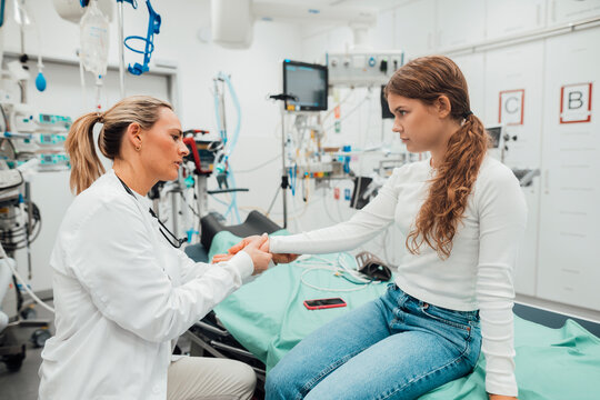 Doctor consulting with patient in an emergency room setting