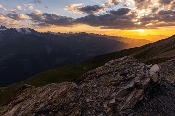 Obraz premium sunset over alpine peaks in swiss alps