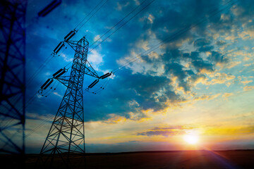 Concepto de energía y electricidad.Torre de alta tensión al atardecer. Líneas eléctricas y distribución energética en paisaje natural. © C.Castilla