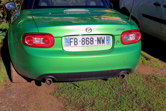 Arri&egrave;re d'une voiture Mazda XM-