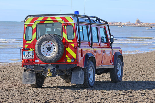Fourgonnette de pompiers d'Arles en inspection sur la plage