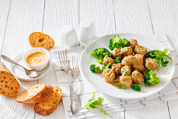 Belgian meatballs in creamy gravy with broccoli and bread