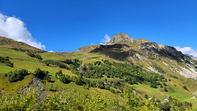 Mountain landscape entlang Route du Beaufortain, French Alps, Savoie, France, Europe.
