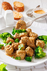 Belgian meatballs in creamy gravy with broccoli and bread