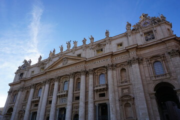 Obraz premium Frontal view of the ornate exterior facade of St. Peter's Basilica from St. Peter's Square in the Vatican, Rome, Italy 