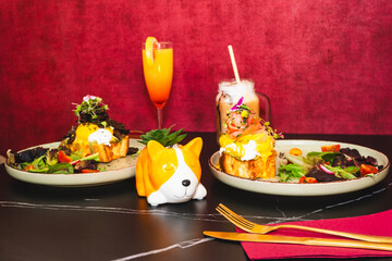 Brunch saludable con ensaladas y café en mesa con luz natural