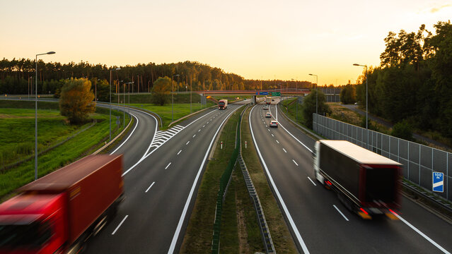 Highway near Brzesko at sunset with blurred trucks in motion | Autostrada w okolicach Brzeska o zachodzie słońca z rozmytymi jadącymi ciężar&oacute;wkami