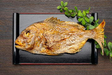 鯛の姿焼きが乗ったお祝いの和食膳