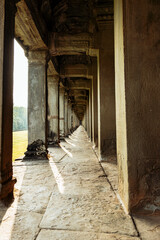 Obraz premium Repetitive Stone Columns and Vanishing Perspective in the Gallery of Angkor Wat Cambodia
