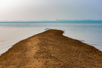 모래톱이 길게 바다로 향하다