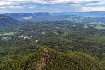Obraz premium Aerial view over Hargraves Lookout in the Blue Mountains showcasing dramatic escarpments and expansive Grose Valley wilderness.