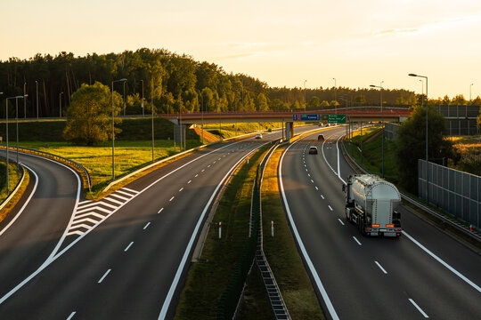 Motorway junction near Brzesko at sunset with a tanker on the road | Cysterna jadąca autostrada koło Brzeska, o zachodzie słońca