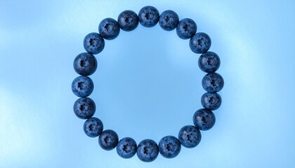 Obraz premium Circular Arrangement of Blueberries on Gradient Blue Background