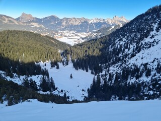 Sonnenuntergang am Schnurschrofen mit Blick auf die Alpen im Tannheimer Tal