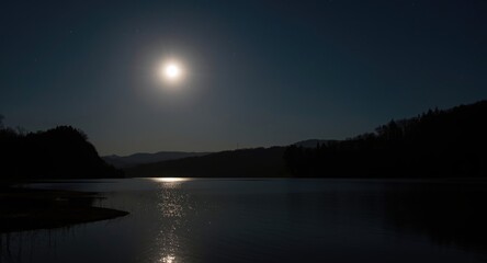 Obraz premium peaceful night with full moonlight shimmering on quiet lake