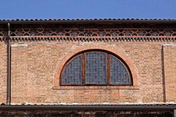 Obraz premium Three Part Arch Window Brick Building in Venice Italy