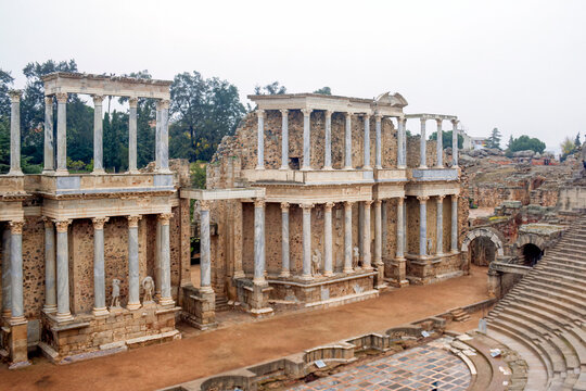 2012-12-06 Teatro Romano de Merida, Emerita Augusta con columnas corintias