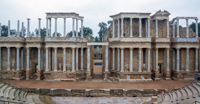2012-12-06 Teatro Romano de Merida, Emerita Augusta con columnas corintias