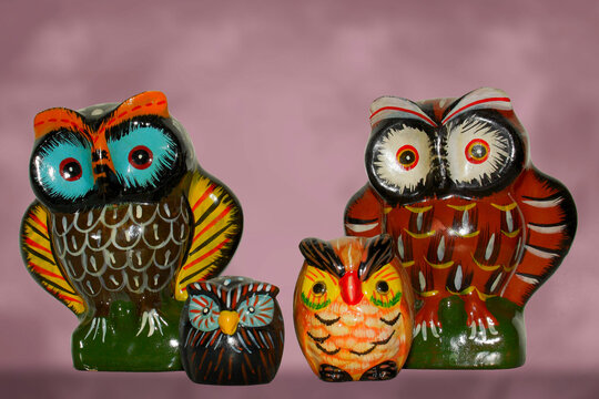 familia de buhos de cer&aacute;mica multicolor de la suerte