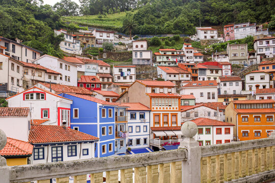 Vista panor&aacute;mica de Cudillero en Asturias desde un mirador