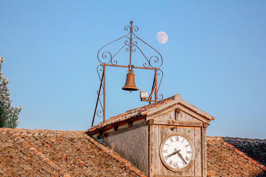 Un reloj, una campana y la luna en Pedraza, Segovia, Espa&ntilde;a