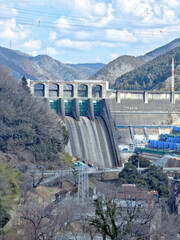 新丸山ダム建設工事現場にある建設機材