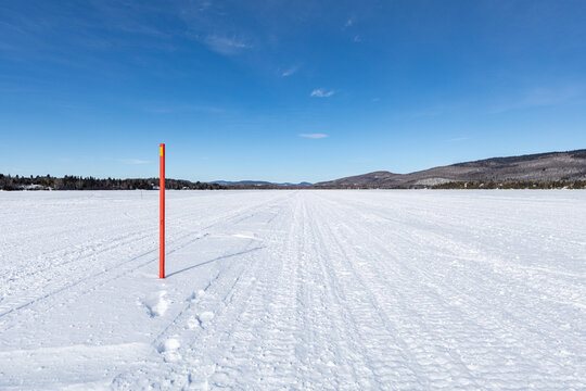 Sentier de motoneige sur un lac