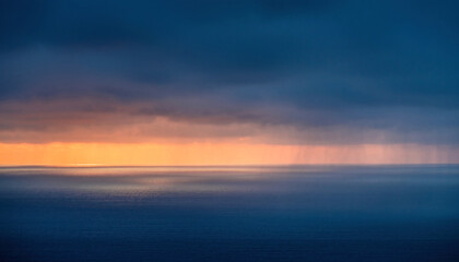 Obraz premium Serene sunset over vast ocean horizon with layered clouds and vibrant colors