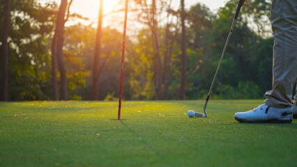 Obraz premium Golfers are putting golf in the evening golf course golf backglound.